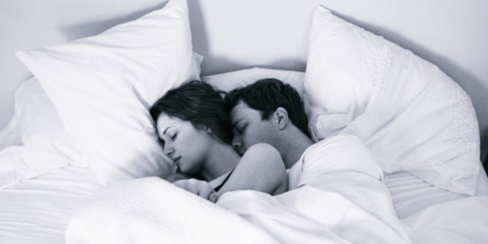 Περί ύπνου: Τα οφέλη της αγκαλιάς στον ύπνο!